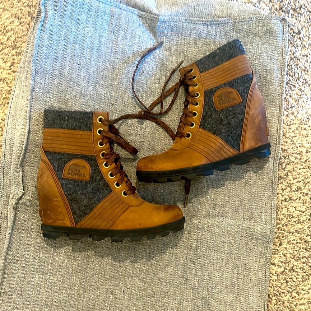 Sorel Wedge Winter Boots. Size 8. Run true to size. They are leather and wool.